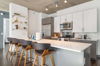 215 W Lake St in Chicago, IL - Building Photo - Building Photo