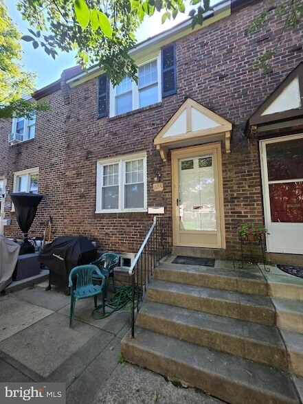 property at 2290 S Harwood Ave