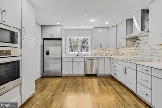 6681 Hillandale Rd in Chevy Chase, MD - Foto de edificio - Building Photo