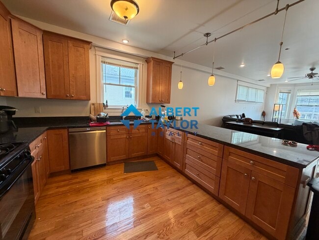 145 Cedar St, Unit 2 in Boston, MA - Foto de edificio - Building Photo