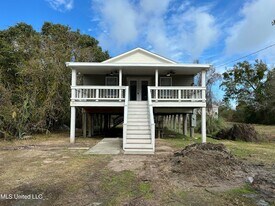 412 Robert St in Waveland, MS - Building Photo