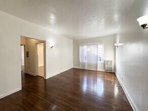 636 N Plymouth Blvd, Unit 106 in Los Angeles, CA - Building Photo - Building Photo