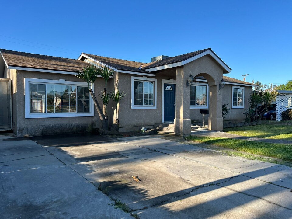 786 E North Way in Dinuba, CA - Building Photo