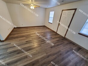 218 N Crest Dr in Raymore, MO - Building Photo - Building Photo