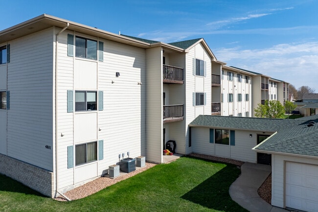 Eastern Hills Apartments in Sioux Falls, SD - Building Photo - Building Photo