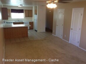 12 Fairway Ln in Logan, UT - Foto de edificio - Building Photo