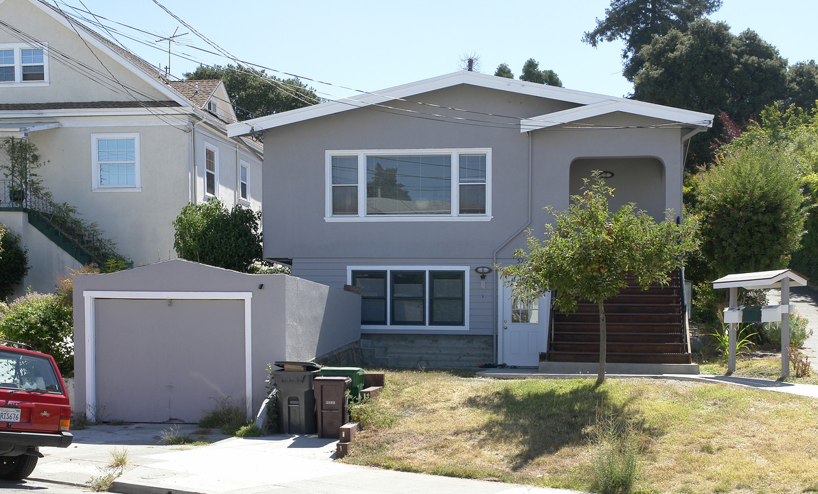 570 Athol Ave in Oakland, CA - Building Photo