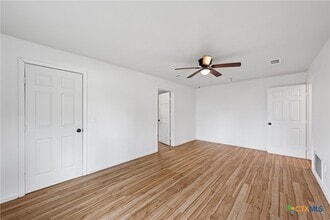 407 E 7th St in Cameron, TX - Building Photo - Building Photo