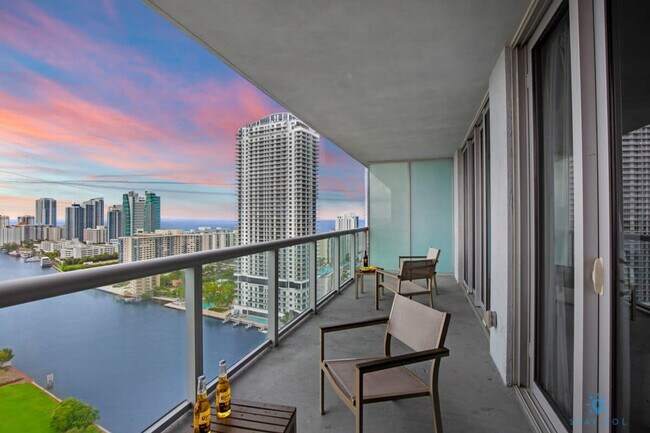2602 E Hallandale Beach Blvd in Hallandale Beach, FL - Building Photo - Building Photo