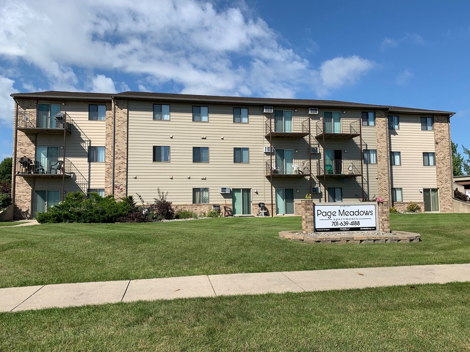 Page Meadows Apartment in Fargo, ND - Foto de edificio