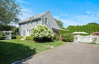 28 Windermere Dr in Sag Harbor, NY - Building Photo