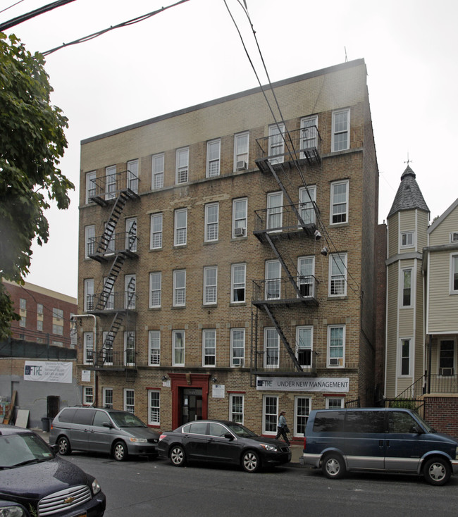 686 Rosewood St in Bronx, NY - Foto de edificio - Building Photo