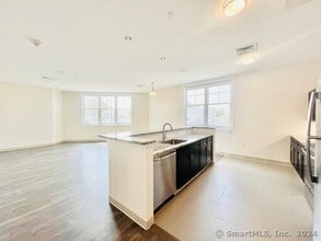 215 Stillwater Ave in Stamford, CT - Building Photo - Building Photo