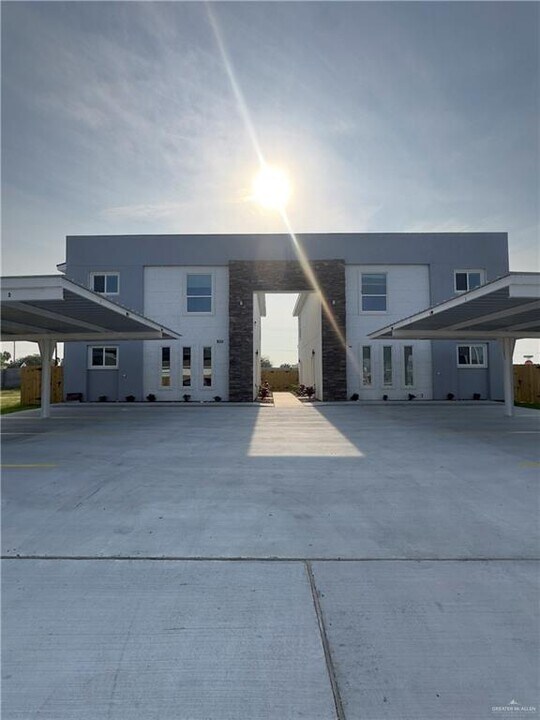 9211 N 59th Ln in McAllen, TX - Building Photo