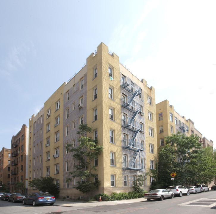 301 Brightwater Ct in Brooklyn, NY - Building Photo