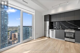 101 Roehampton Ave in Toronto, ON - Building Photo