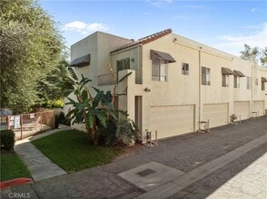 12411 Osborne St, Unit 106 in Los Angeles, CA - Foto de edificio - Building Photo