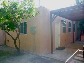 1110 S Wooster St, Unit 1110 Half in Los Angeles, CA - Foto de edificio - Building Photo