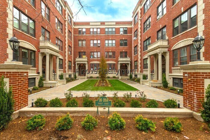 17a Forest St in Cambridge, MA - Building Photo