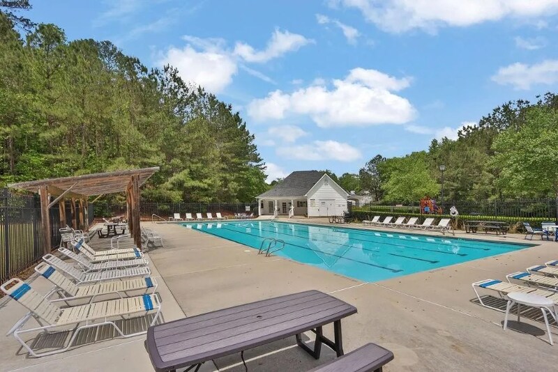 2582 Oak Bluff Dr in Dacula, GA - Foto de edificio