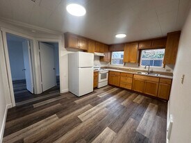 677 Main St E in Monmouth, OR - Building Photo