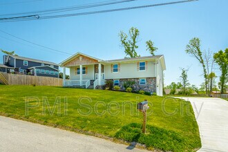 8128 Fallen Maple Dr in Chattanooga, TN - Foto de edificio - Building Photo