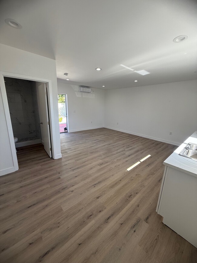 7533 Vineland Ave, Unit 10 in Los Angeles, CA - Building Photo - Building Photo