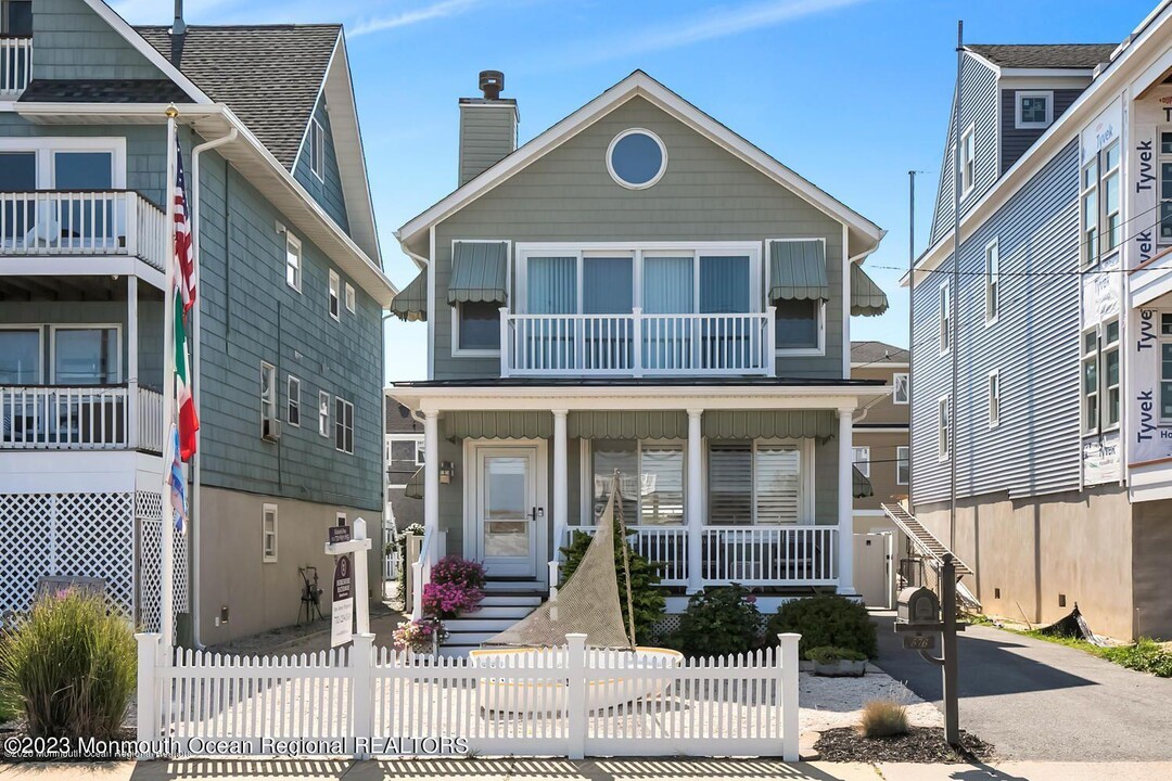 576 Ocean Ave in Sea Bright, NJ - Building Photo