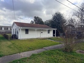 1117 Evergreen Dr in Gretna, LA - Building Photo