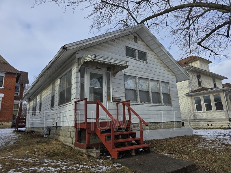 824 W 2nd St in Waterloo, IA - Building Photo