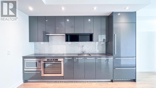 117 McMahon Dr in Toronto, ON - Building Photo - Building Photo