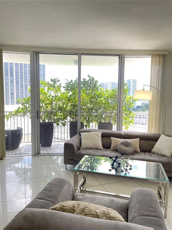 1750 N Bayshore Dr in Miami, FL - Building Photo - Building Photo