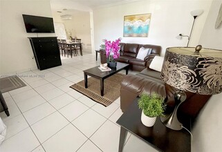 16790 NE 14th Ave in Miami, FL - Foto de edificio - Building Photo