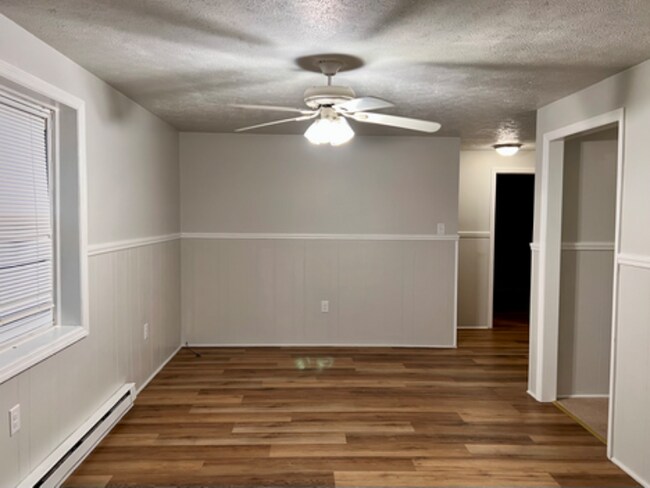 44 Radio Station Rd in Berkeley Springs, WV - Foto de edificio - Building Photo