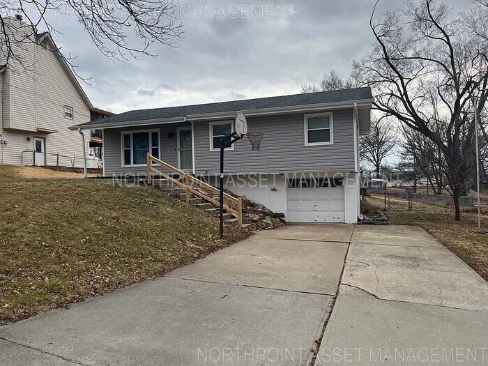 217 NW 61st St in Gladstone, MO - Building Photo