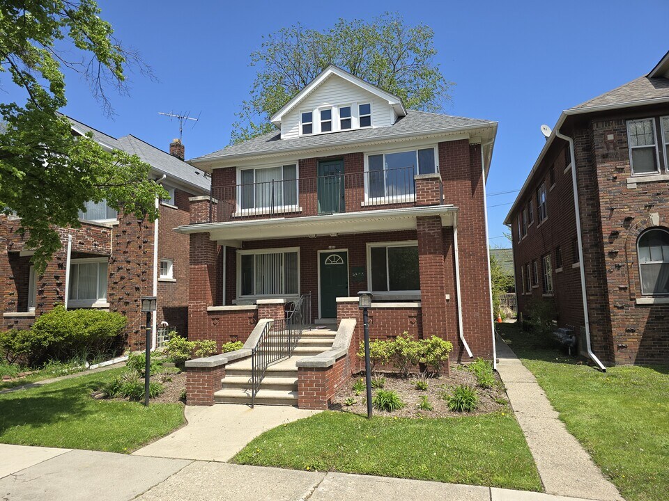 1096 Beaconsfield Ave, Unit 1S in Grosse Pointe Park, MI - Building Photo