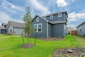 512 Clearlake Dr in Hutto, TX - Foto de edificio - Building Photo
