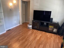 359 W Main St in Elkton, MD - Building Photo