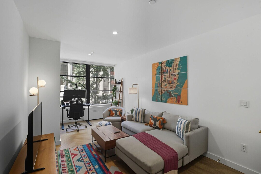 980 6th Ave in New York, NY - Building Photo