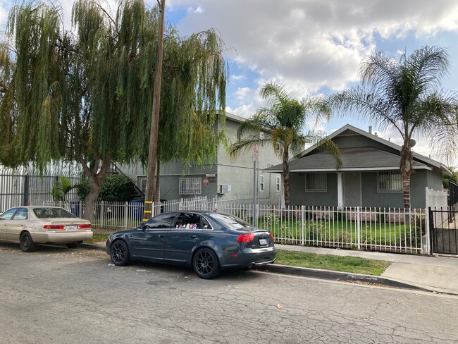 1016 W 103rd St in Los Angeles, CA - Foto de edificio - Building Photo