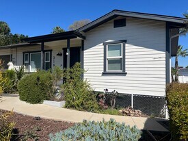 319 W Fig St in Fallbrook, CA - Building Photo