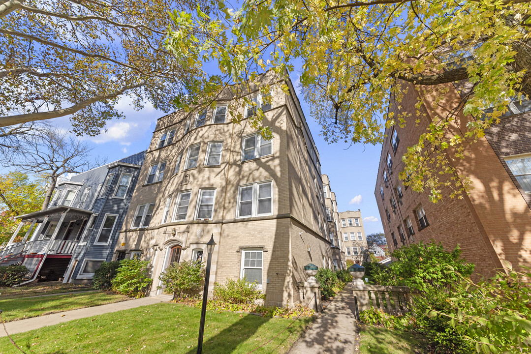 1934 W Estes Ave, Unit 2N in Chicago, IL - Building Photo