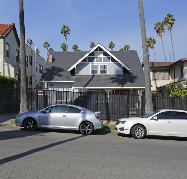 905 S Mariposa Ave in Los Angeles, CA - Foto de edificio - Building Photo