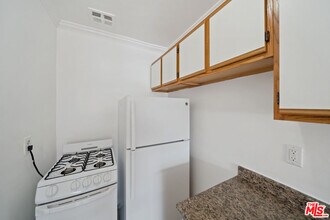 6827 Leland Way in Los Angeles, CA - Building Photo - Building Photo