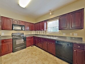 661 Sugar Mill Dr in Nashville, TN - Foto de edificio - Building Photo