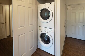 College Suites of City Station East in Troy, NY - Foto de edificio - Interior Photo