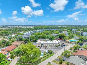 Oakland Park Villas in Oakland Park, FL - Foto de edificio - Building Photo