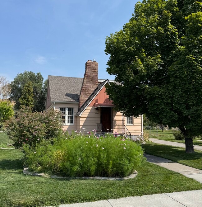 1844 S 2nd Ave in Pocatello, ID - Foto de edificio - Building Photo