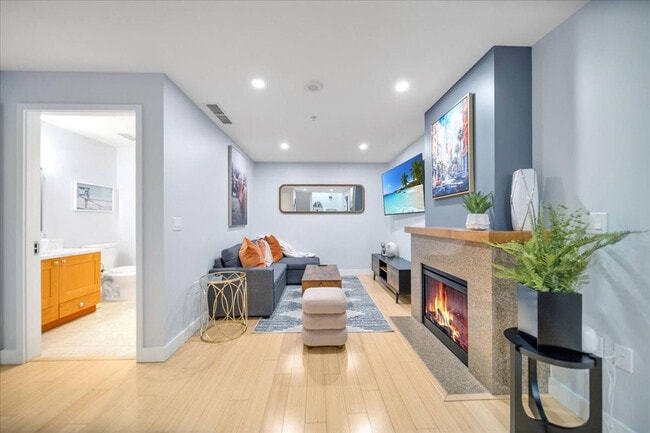 700 W E St