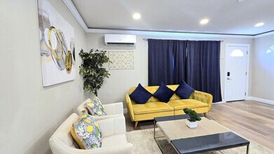 1059 Gillespie Dr in Spring Valley, CA - Foto de edificio - Building Photo